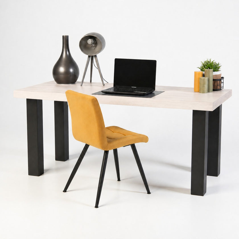 Vintage bureau helder met wit behandeld vurenhouten blad en zwart metalen poten, modern en licht industrieel bureau
