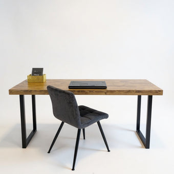 Vintage bureau puur met bruin vurenhouten blad en zwart metalen U-frame, warm industrieel design bureau