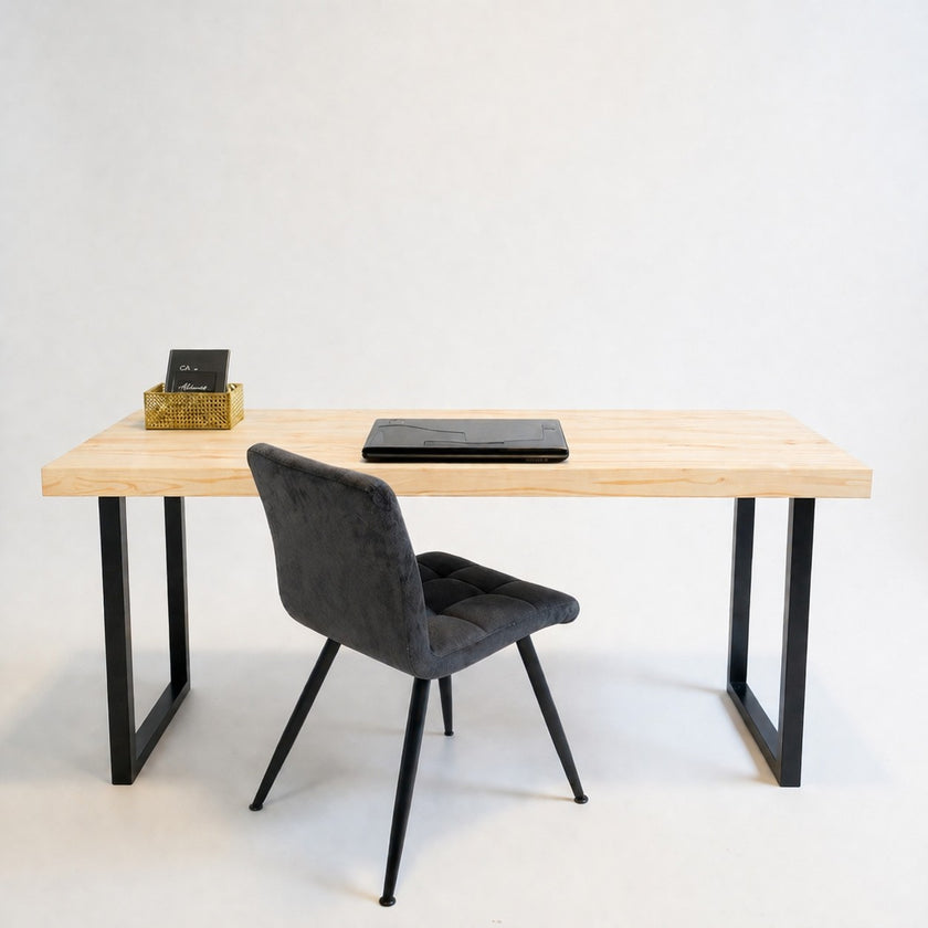 Vintage bureau puur met onbehandeld vurenhouten blad en zwart metalen U-frame, natuurlijk en industrieel bureau