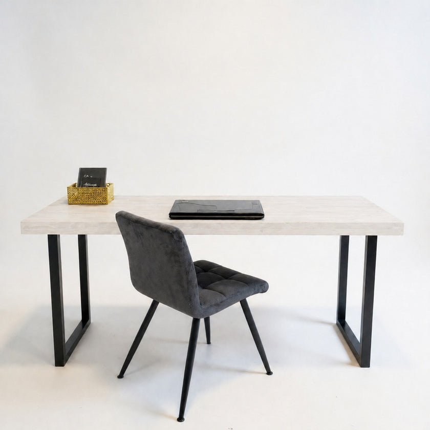 Vintage bureau puur met wit behandeld vurenhouten blad en zwart stalen U-poten, licht en modern industrieel bureau