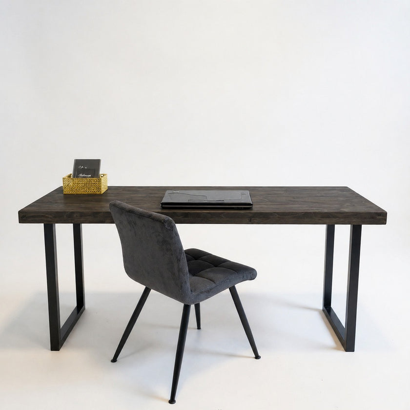 Vintage bureau puur met zwart gebeitst houten blad en zwart stalen U-poten, industrieel bureau met robuuste uitstraling