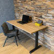 Zit sta bureau Beweeg opgesteld in een moderne werkruimte met ergonomische bureaustoel