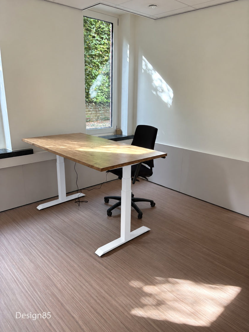 Zit Sta Bureau Elektrisch van Design85 met vurenhouten blad, elektrisch verstelbare witte poten en een industriële uitstraling voor kantoor of thuiswerkplek.