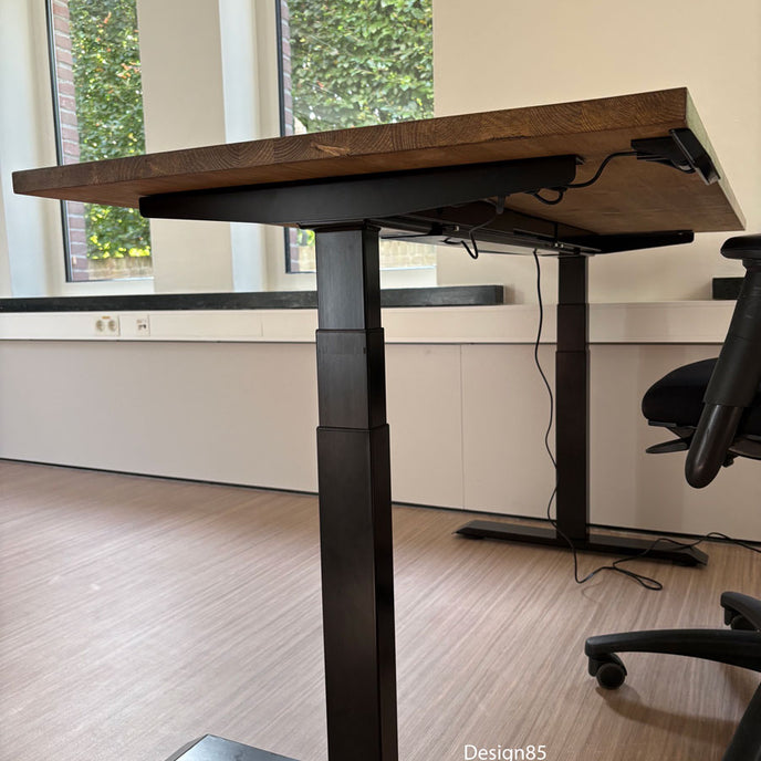 In hoogte verstelbaar zit sta bureau hout van Design85 met natuurlijk houten blad in een modern kantoor.