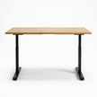 Zit sta bureau hout met bruin gebeitst vurenhouten blad en zwart verstelbaar metalen onderstel.